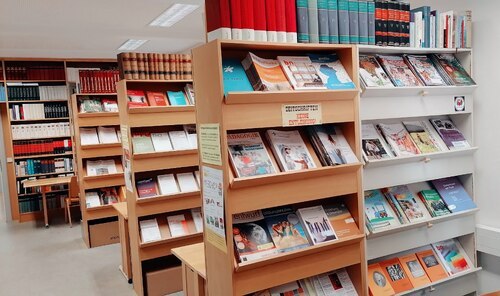 Alle aktuellen Ausgaben der Zeitschriften liegen im Leseraum der Bibliothek auf. (Foto: MH)