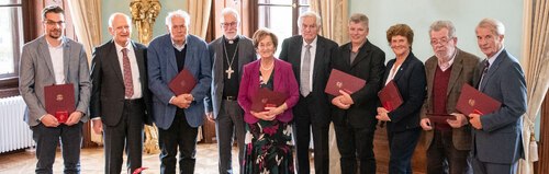 Die Geehrten Wiegele, Schneider, Heine, Binder, Rainer, Nowak, Kulterer, Jaschke und Haber (v. l.) mit Bischof Marketz;<br />
Foto: Diözesan-Pressestelle/Martin Assam