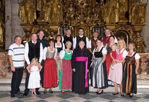 Altbischof Maximilian Aichern mit den Sänger/innen von “Zsammsingan“, Diakon Erwin Boff  (links), Vikar Michael Lercher (dritter von links) und Ingrid Klogger (Gurker Dommusik, links neben Bischof (© Foto: wallner)