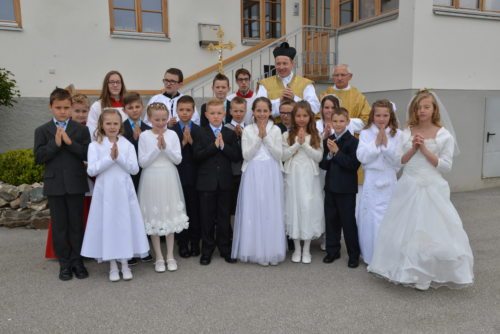 Die Erstkommunikanten mit Pfarrer Alexander Miklau und den MinistrantInnen vor dem Pfarrhof. (© Foto: Michael Habernigg)