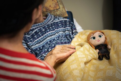 Mobile Hospizbegleiter*innen reichen ihren Klient*innen in schweren Stunden die Hand. (Foto: Caritas Kärnten / J. Leitner)