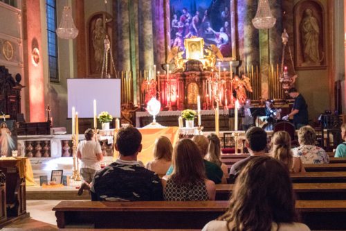 Beten oder einfach nur Zuhören, eine der vielen Möglichkeiten beim Nightfever in Klagenfurt (Foto: Peter Artl)