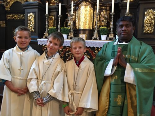 Mistranten oder Messdiener erfüllen in der Katholischen Kirche eine wichtige Aufgabe (© Foto: Wilfried Buchacher )