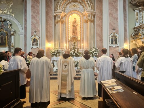 Alle Generationen sind zur Antoniusandacht in der Franziskanerkirche in Cluj zusammenkommen.<br />
Foto: Monika Dreger