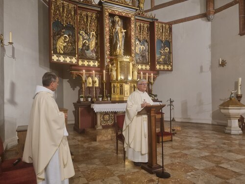 P. Petar Ljubičić OFM feiert mit rund 400 Besuchern die hl. Messe.<br />
Foto: Monika Dreger