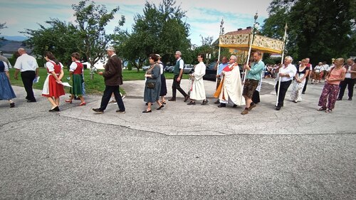 Feierliche Prozession durch die Ortschaft Sittich (Foto: PAss. Peter Artl)