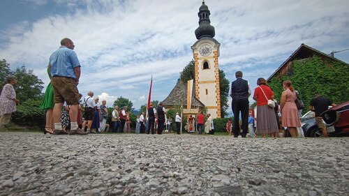 Feierliche Prozession durch die Ortschaft Sittich (Foto: © PAss. Peter Artl)