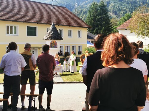 Unter dem Schatten der Plantane beim Erntedankfest in Neuhaus • Pod senco drevesa pri zahvalni nedelji na vaškem trgu (Foto: Pfarrarchiv Neuhaus- Suha)