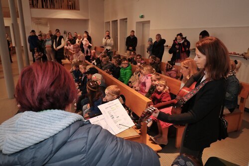 Der Kindergarten Herz Jesu Welzenegg trug wesentlich zur feierlichen Atmosphäre des Gottesdienstes bei. (Foto: © PAss. Peter Artl)