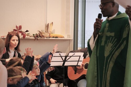 Pfarrmoderator Dr. Charles Lwanga-Mubiru singt gemeinsam mit den Kindergartenkindern ein Danklied (Foto: © PAss. Peter Artl)