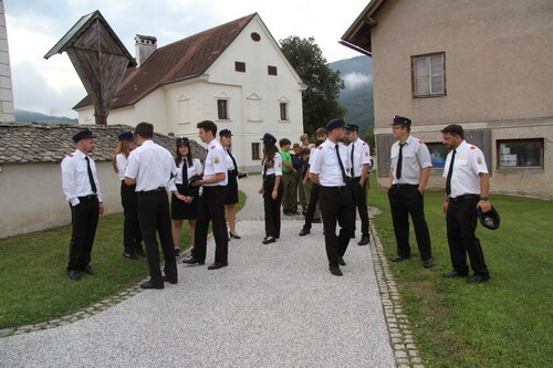 Sammeln der Feuerwehr vor der Pfarrkirche • Zbiranje gasilcev pred farno cerkvijo (Foto: Herbert Enzi)