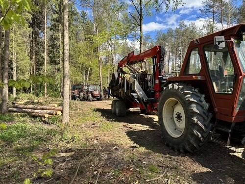 Alle Traktore in den Pfarrwald • Sprevod traktorjev v farni gozd (Foto: Pfarrarchiv Schwabegg- Žvabek)