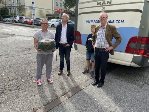 Peter Koćevar, ein Priester slowenischer Abstammung in Meran mit einem Gastgeschenk • Mlad duhovnik in vodstvo dekanije Piberk