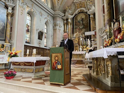 Begrüßung durch den Pfarrer von Badia/ Abtei • Pozdrav domačega duhovnika