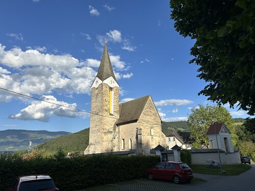 Pfarrkirche Neuhaus mit neuer Kirchenfahne • Farna cerkev na Suhi z novo cerkveno zastavo na stolpu