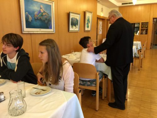 Beim Abendessen begrüßte uns Rektor Josef Kopeinig. (© Foto: Dr. Christiana Potocnik)