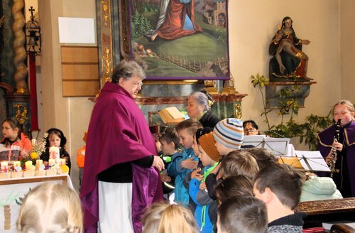 P. Medryk segnet die Kinder der 1. Klassen und Lilly begleitet instrumental auf ihrer Klarinette (C) Viktoria Holzfeind-Wuggenig