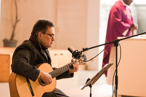 feierliche Atmosphäre durch Gesang und Gitarrenmusik (© Peter Artl)