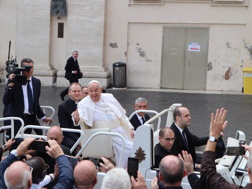 Papst Franziskus nach der Heiligsprechung und dem Gottesdienst auf dem Petersplatz.<br />
Foto: Br. Martin Barmettler OFM