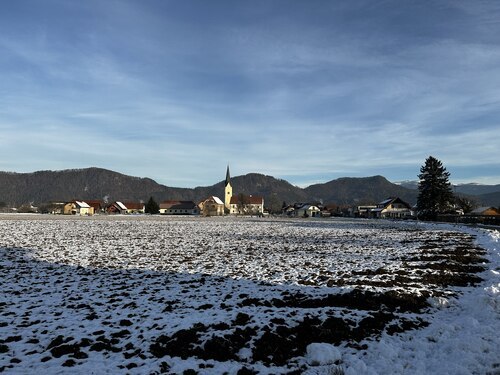 Winterlich angehauchte Landschaft in Schwabegg • Adventni čas pokriva (Foto: Pfarrarchiv Schwabegg- Žvabek)