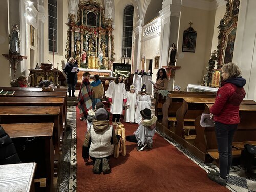 Proben zum Hirtenspiel in der Pfarrkirche Schwabegg • Vaje za pastirsko igro v farni cerkvi v Žvabeku (Foto: Pfarre Schwabegg- Žvabek)