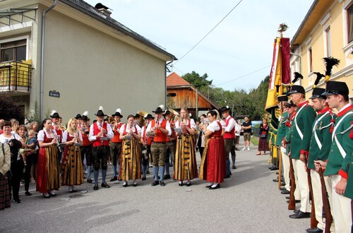 Trachtenkapelle und Schützen (C) Brigitte Weber