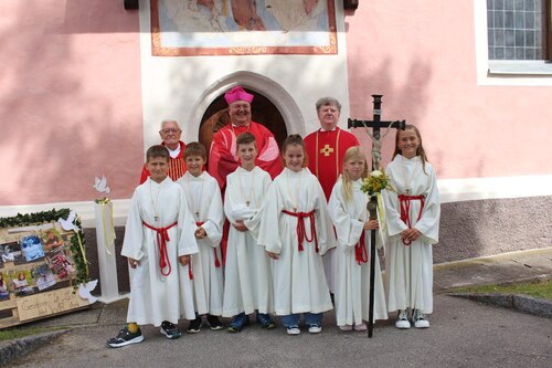 Ministanten mit P. i. R. Hörner, Firmspender Kan. Kalidz und Prov. P. Medryk (C) Brigitte Weber