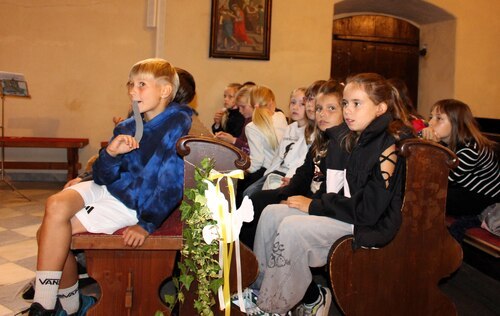 Kinder beim Gottesdienst (C) Viktoria Holzfeind-Wuggenig