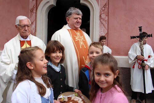 Vor der Kirche (C) Brigitte Weber