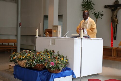 Dr. Chales Lwanga Mubiru feierte mit der Pfarrgemeinde den Gottesdienst (Foto: © PAss. Peter Artl)