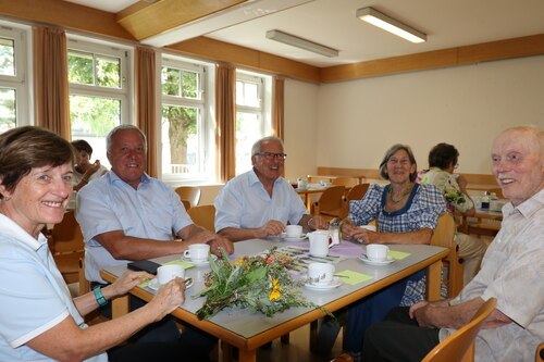 Im Anschluss konnte man sich bei Kaffee und Kuchen austauschen (Foto: © PAss. Peter Artl)