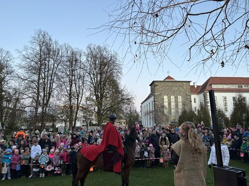 Die Martinsfeier beginnt mit einem Martinsspiel im Garten des Diözesanhauses wie hier auf diesem Bild aus dem Jahr 2023 (Foto: Stadtpastoral/Binder)