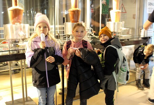 Lina, Julia und Nikolaus bei der Verkostung (C) Brigitte Weber