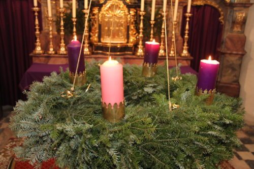 Der Adventkranz in der Stadtpfarrkirche (© Foto: Pfarre Bleiburg/Pliberk)