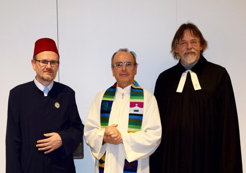 Interreligiöse Friedensfeier im Advent mit Bischofsvikar Premur (Mitte), evang. Pfr. Lehmann (r.) und Imam Bušatlić (l.); Foto: KHG