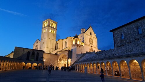 Abendstimmung in Assisi<br />
Foto: P. Emmanuel-Maria Fitz OFM