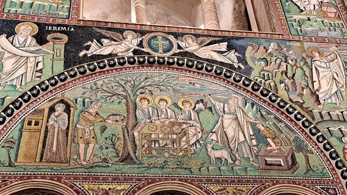 In der Stadt der Mosaike - Ravenna - kommen am Abend die Mosaike noch besser zur Geltung als bei Tag.<br />
Foto: P. Emmanuel-Maria Fitz OFM