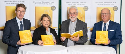 Präsentieren das Jahrbuch der Diözese Gurk: Bischof Marketz mit dem Team der Pressestelle Matthias Kapeller und Martina Wuzella-Sprachowitz sowie als Sponsorenvertreter RLB-Vorstandsdirektor Messner (v. r.); Foto: Diözesan-Pressestelle/Assam