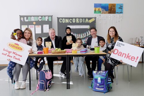 Leisten Beitrag zu gesunder Ernährung im Lerncafé Concordia: KARNERTA-Geschäftsführer Franz Tremschnig (4. v. li) und Marketing-Leiterin Leonie Kasprian (li) mit Direktor Ernst Sandriesser und Roberta Striedinger von der Caritas und Lerncafékindern. (Foto: Caritas/Dietmar Wajand)