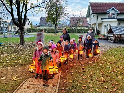 Rund um den Martinstag finden zahlreiche Martinsfeste und -umzüge statt. (Im Bild: Martinsfest 2023 des Pfarrkindergartens Klagenfurt-Welzenegg); Foto: Pfarrkindergarten Klagenfurt-Welzenegg