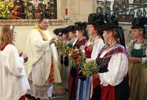 Zum Hochfest „Mariä Himmelfahrt“  wird in vielen Kärntner Pfarren der Brauch der Kräutersegnung (im BIld: Kräutersegnung mit Stiftspfarrer Kalidz in Gurk) gepflogen.  (© Foto: Pressestelle/Eggenberger)