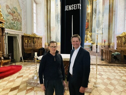 Kunst im Dom 2025 - Lichtkünstler Anton Schnurrer mit Dompfarrer Dr. Peter Allmaier vor der Installation “Jenseits“ im Klagenfurter Dom. Foto: Michael Tavernaro/Internetredaktion