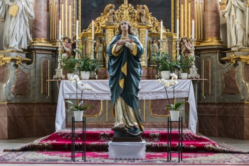 Große Madonnenstatue vor dem Hochaltar (© Foto: Mag. Bernhard Wagner)