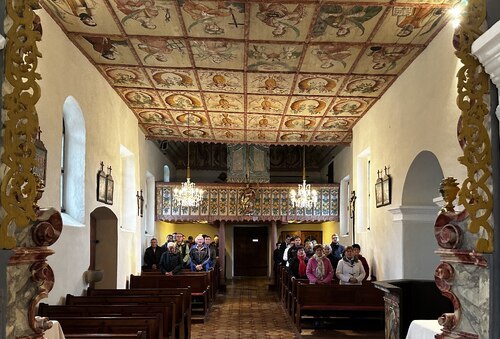 Hl. Messe der Messbruderschaft aus Grorentschach in St. Luzia Aich • Obisk mašnih bratov iz Gorenč (Foto: Pfarre Schwabegg- Žvabek)