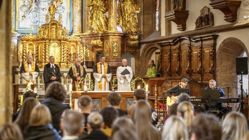 Rund 550 Schülerinnen und Schüler der Maturaklassen der AHS und BHS nahmen an der ökumenischen Maturawallfahrt in Maria Saal teil. Foto: Daniel Schöffmann