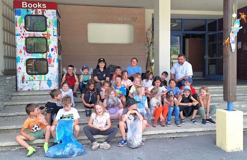 Schülerinnen, Schüler und Lehrer der Volksschule St. Stefan, Pfarrer Martin und Sonja Kucher nach dem Müllsammeln. (Bild: Sonja Kucher).