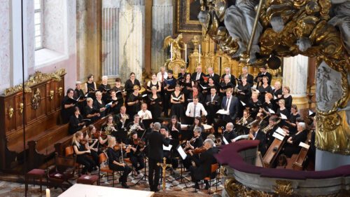 Die besondere Bedeutung des Osterfestes zeigt sich auch in der feierlichen kirchenmusikalischen Gestaltung der Gottesdienste<br />
(im Bild: Dommusik Klagenfurt, 2019). Foto: KHKronawetter