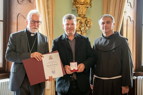 Michael Nowak wird mit der goldenen Cäcilien-Medaille ausgezeichnet.<br />
Foto: Diözesan-Pressestelle/Assam