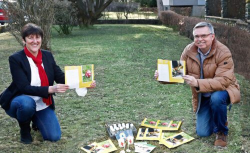 Seelsorgeamtsdirektorin Schneider-Brandauer und DPU-Leiter Lampichler wollen mit der neuen Broschüre “Ostern zu den Menschen bringen“. Foto: Diözesan-Pressestelle/Eggenberger