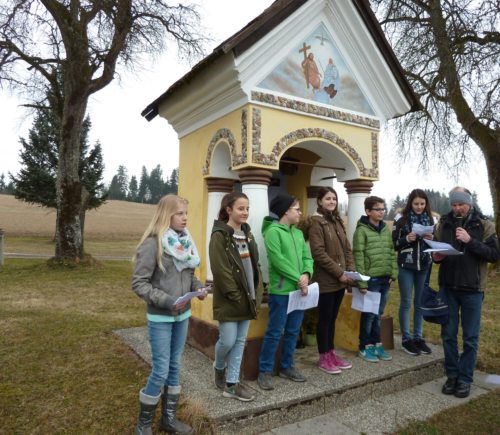 Den Kreuzweg gestalten viele Lektoren mit./ Križev pot je sooblikovalo veliko lektorjev. (© Foto: Klaus Jähnisch)